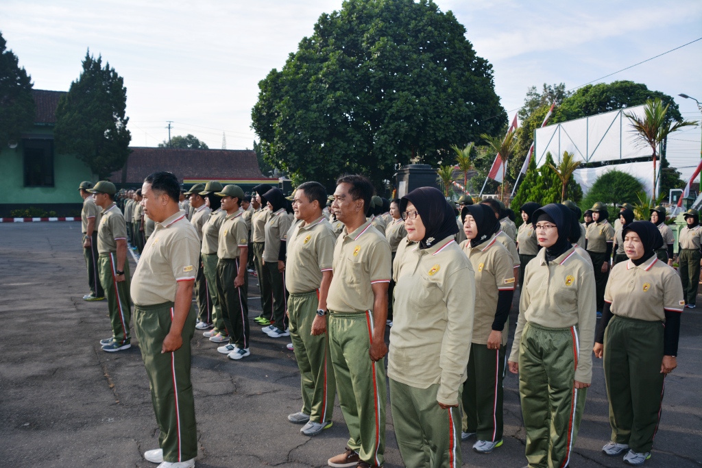 PNS Jajaran Korem Senam Aerobik Bersama